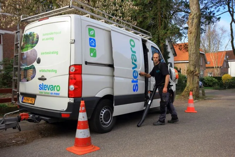 Hovenier van Stevaro bij de bedrijfsbus