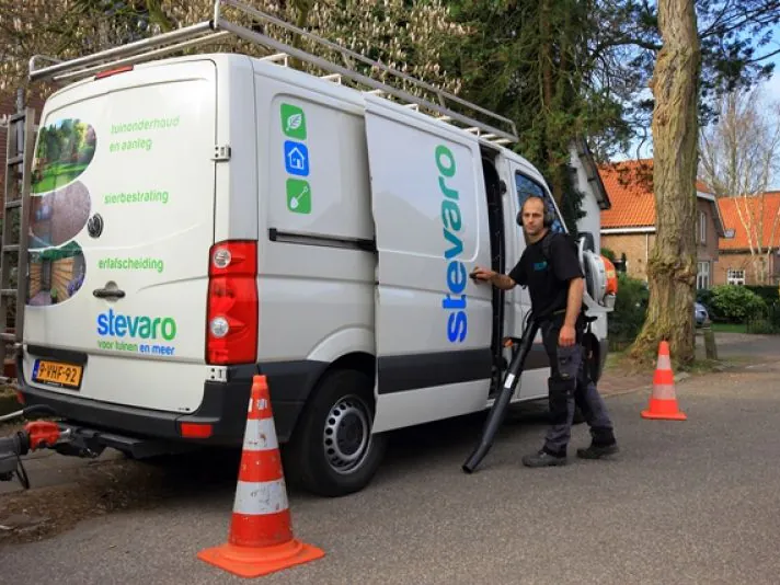 Bus van Stevaro Hoveniers bij een klus